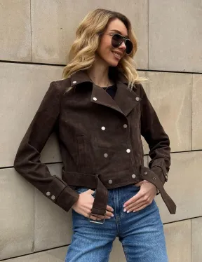 Короткая замшевая курточка с прорезными карманами и ремнём на талии