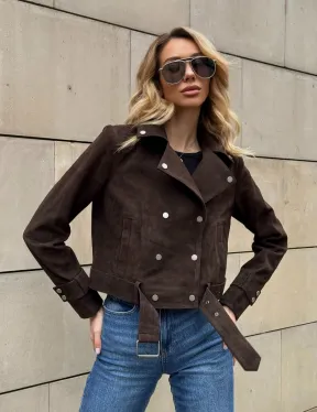 Короткая замшевая курточка с прорезными карманами и ремнём на талии