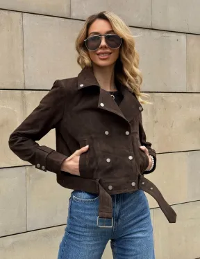 Короткая замшевая курточка с прорезными карманами и ремнём на талии