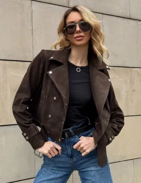 Короткая замшевая курточка с прорезными карманами и ремнём на талии