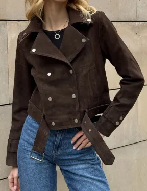 Короткая замшевая курточка с прорезными карманами и ремнём на талии