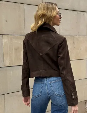 Короткая замшевая курточка с прорезными карманами и ремнём на талии