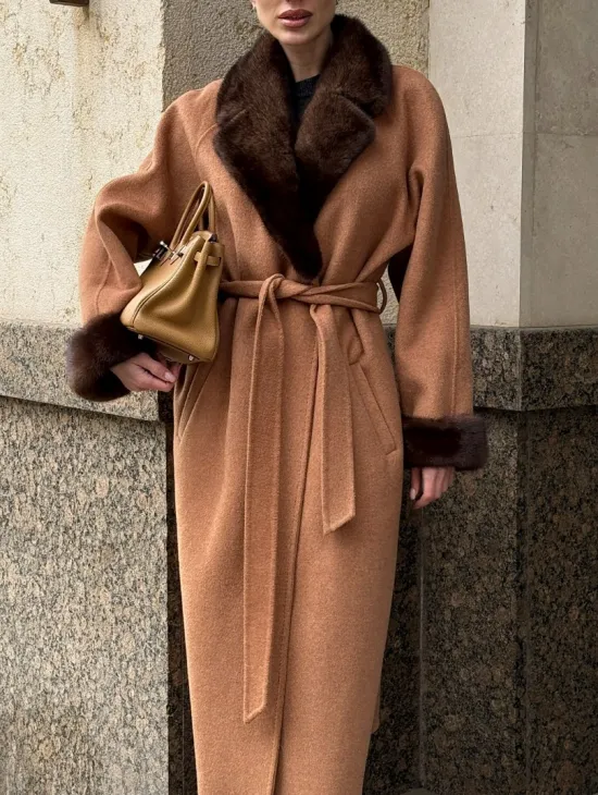 Длинное демисезонное пальто с отделкой из меха норки