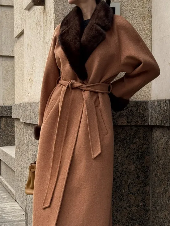 Длинное демисезонное пальто с отделкой из меха норки