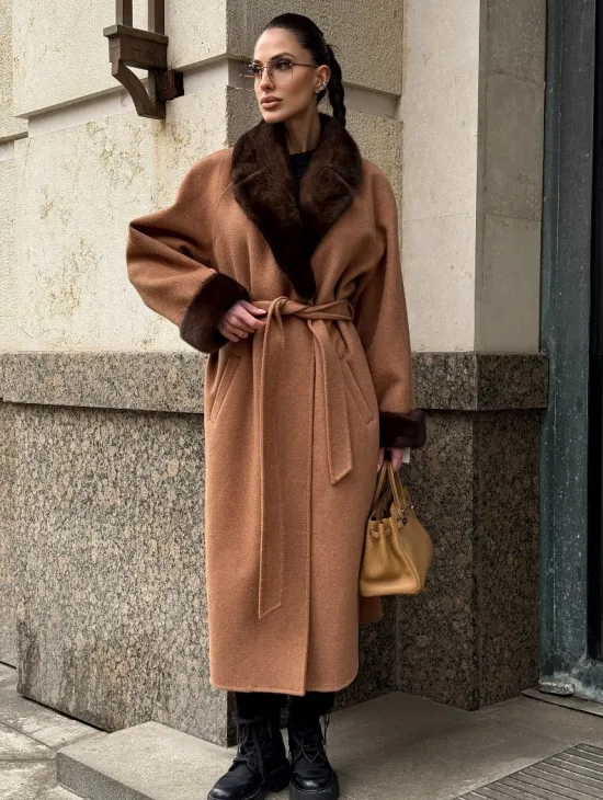 Длинное демисезонное пальто с отделкой из меха норки