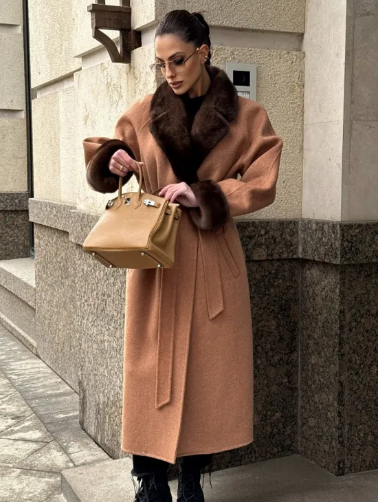 Длинное демисезонное пальто с отделкой из меха норки
