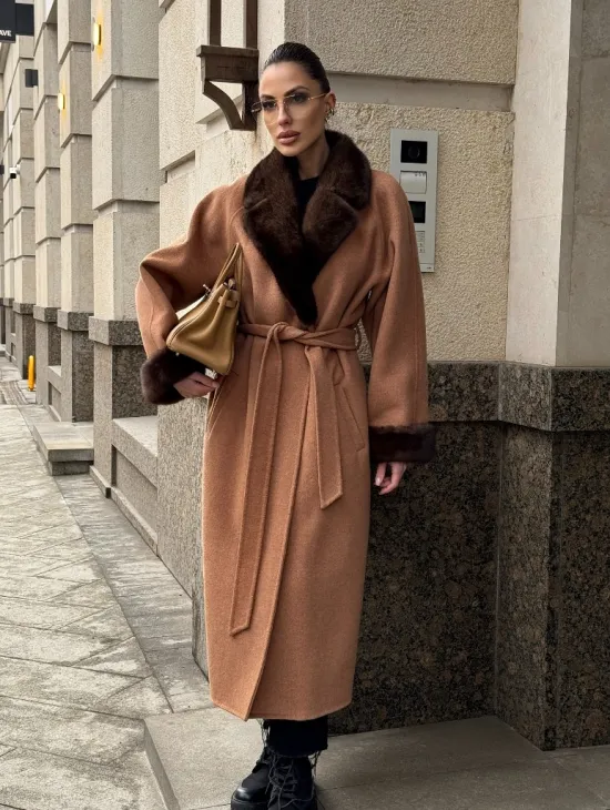 Длинное демисезонное пальто с отделкой из меха норки