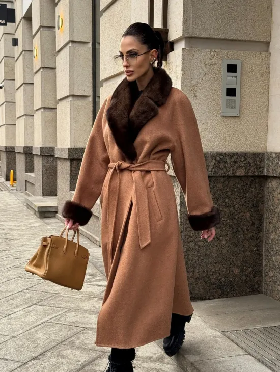 Длинное демисезонное пальто с отделкой из меха норки