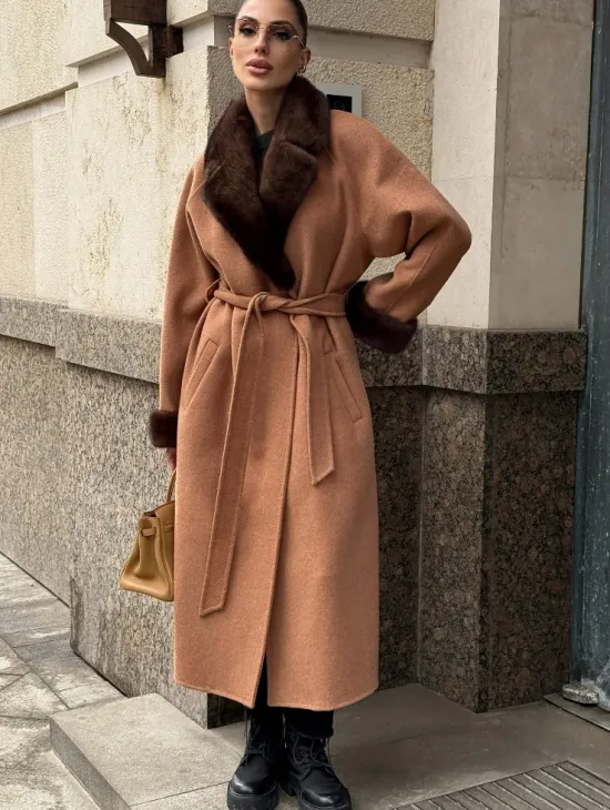 Длинное демисезонное пальто с отделкой из меха норки