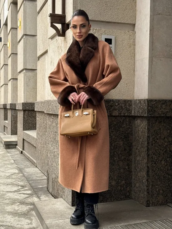 Длинное демисезонное пальто с отделкой из меха норки
