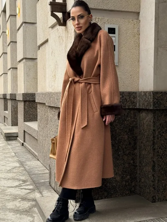 Длинное демисезонное пальто с отделкой из меха норки