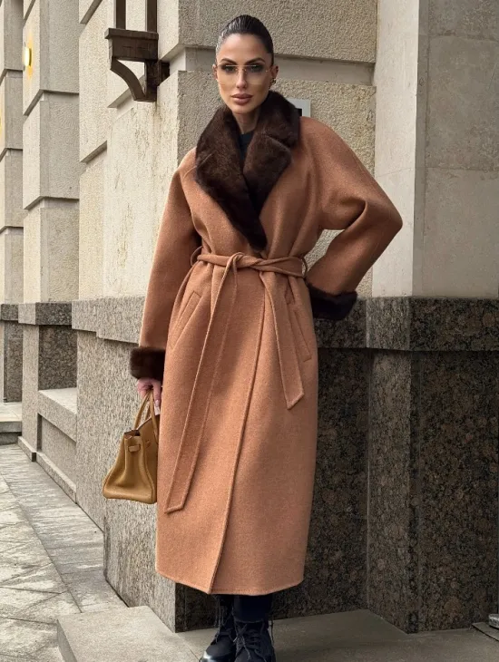 Длинное демисезонное пальто с отделкой из меха норки