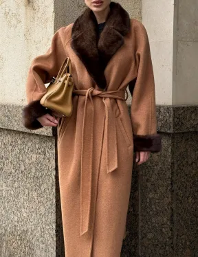 Длинное демисезонное пальто с отделкой из меха норки