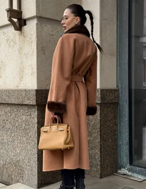 Длинное демисезонное пальто с отделкой из меха норки