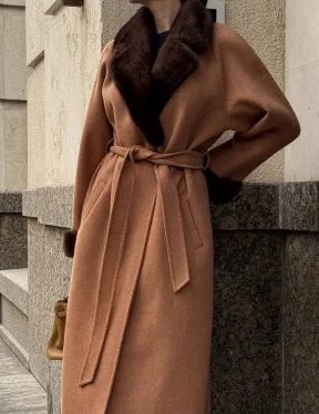 Длинное демисезонное пальто с отделкой из меха норки