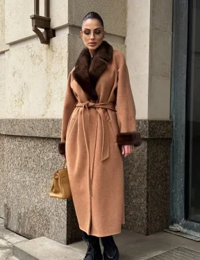 Длинное демисезонное пальто с отделкой из меха норки