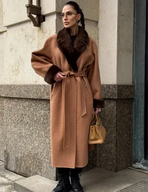 Длинное демисезонное пальто с отделкой из меха норки