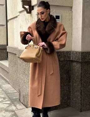 Длинное демисезонное пальто с отделкой из меха норки
