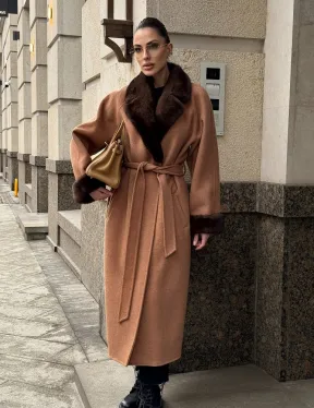 Длинное демисезонное пальто с отделкой из меха норки