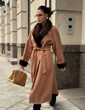 Длинное демисезонное пальто с отделкой из меха норки