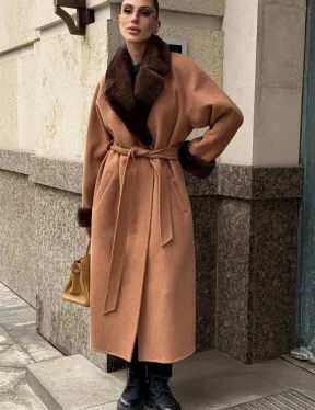 Длинное демисезонное пальто с отделкой из меха норки