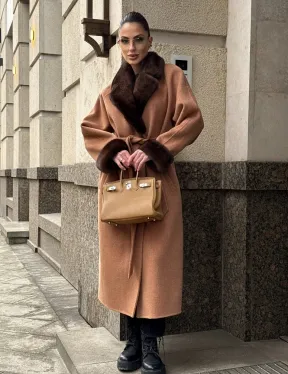 Длинное демисезонное пальто с отделкой из меха норки