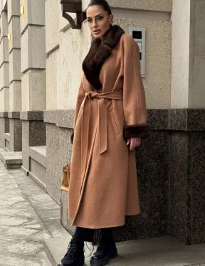 Длинное демисезонное пальто с отделкой из меха норки