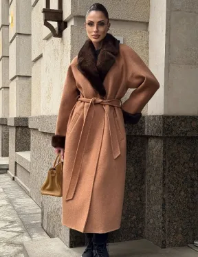 Длинное демисезонное пальто с отделкой из меха норки