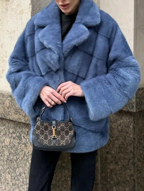 Короткая норковая шуба в цвете джинс с английским воротником
