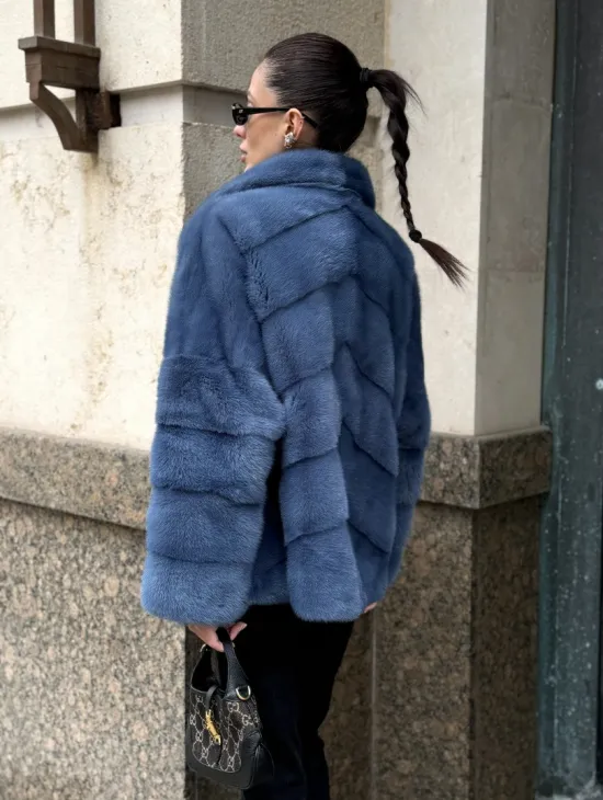 Короткая норковая шуба в цвете джинс с английским воротником