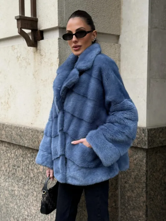 Короткая норковая шуба в цвете джинс с английским воротником