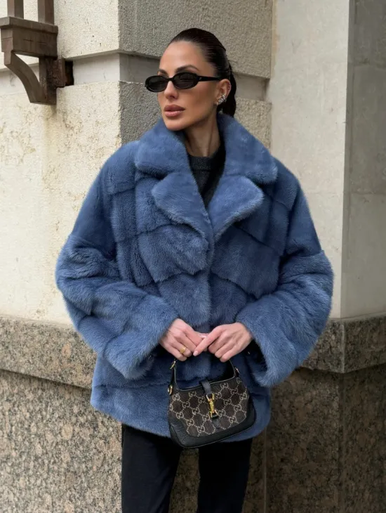 Короткая норковая шуба в цвете джинс с английским воротником