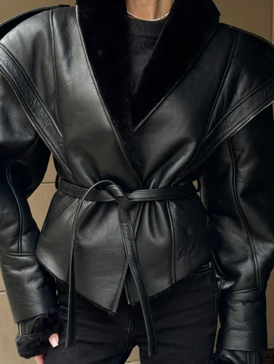 Черная куртка - дубленка на запах с поясом из меха мериноса