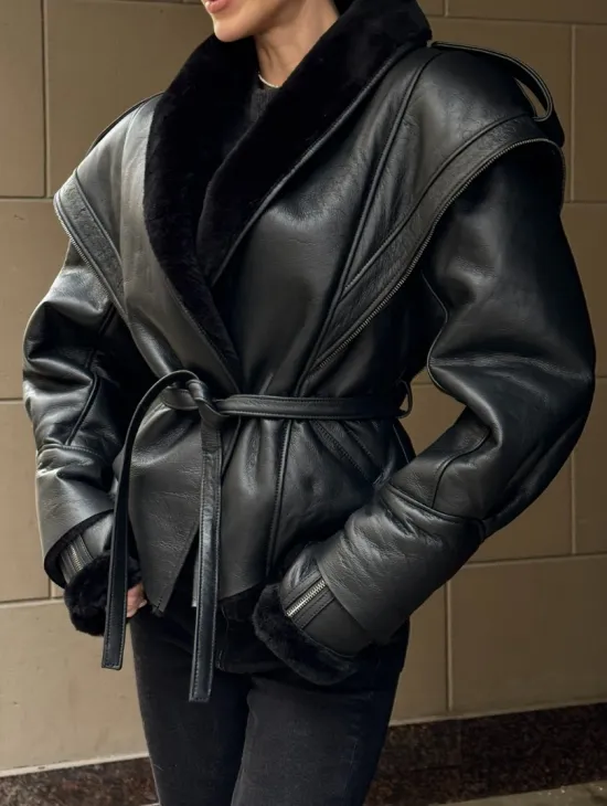 Черная куртка - дубленка на запах с поясом из меха мериноса