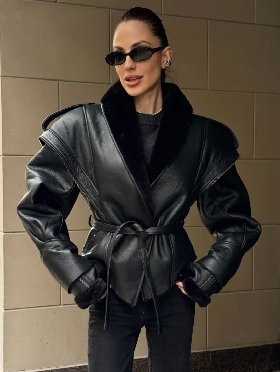 Черная куртка - дубленка на запах с поясом из меха мериноса