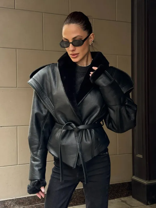 Черная куртка - дубленка на запах с поясом из меха мериноса