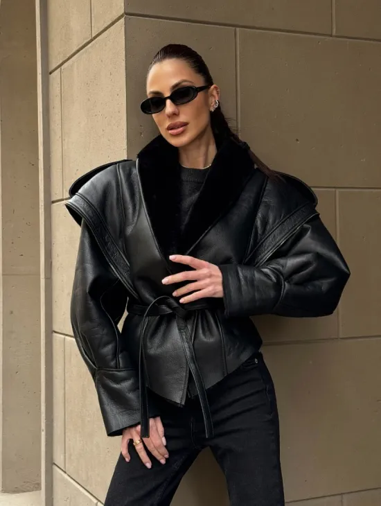 Черная куртка - дубленка на запах с поясом из меха мериноса