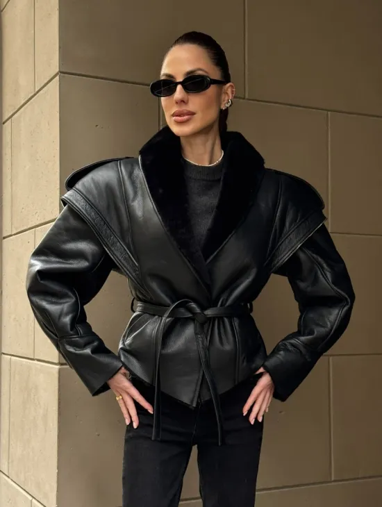 Черная куртка - дубленка на запах с поясом из меха мериноса