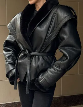 Черная куртка - дубленка на запах с поясом из меха мериноса