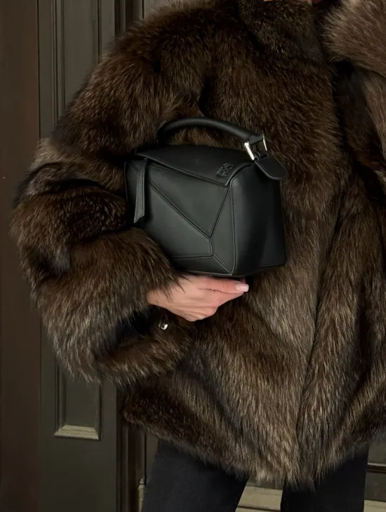 Полушубок из натурального меха енота с воротником стойка