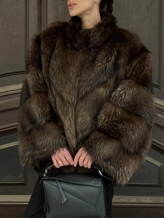 Полушубок из натурального меха енота с воротником стойка