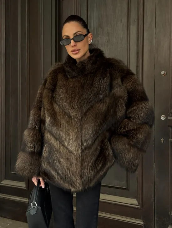 Полушубок из натурального меха енота с воротником стойка