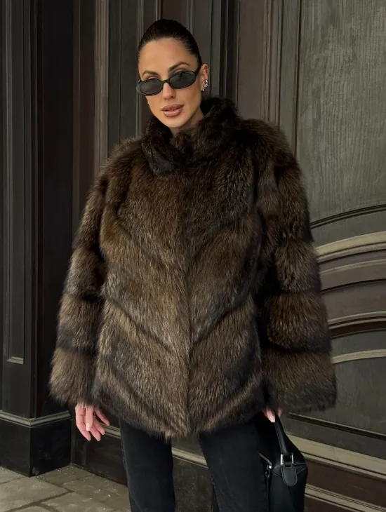 Полушубок из натурального меха енота с воротником стойка