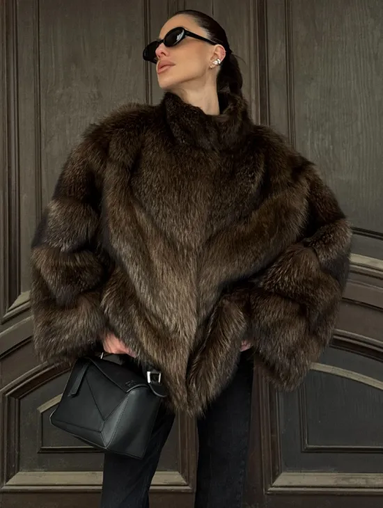 Полушубок из натурального меха енота с воротником стойка