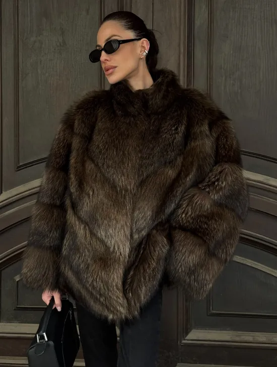 Полушубок из натурального меха енота с воротником стойка