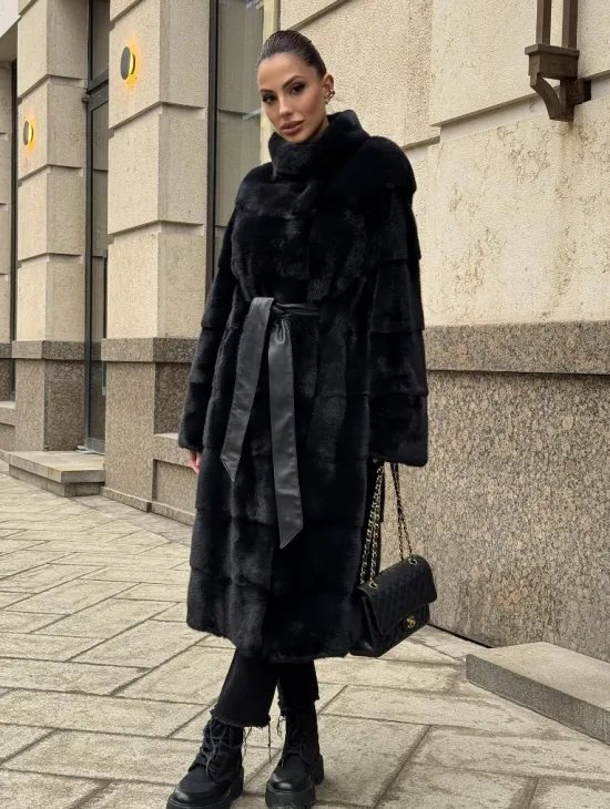 Шуба из плюшевой скандинавской норки в сине-черном цвете - стойка воротник