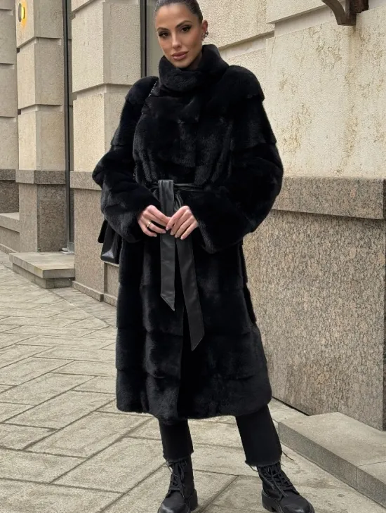 Шуба из плюшевой скандинавской норки в сине-черном цвете - стойка воротник