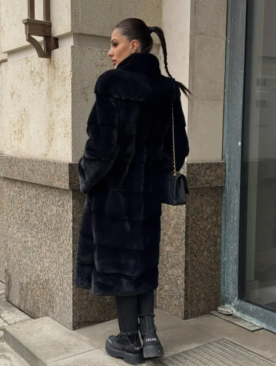 Шуба из плюшевой скандинавской норки в сине-черном цвете - стойка воротник