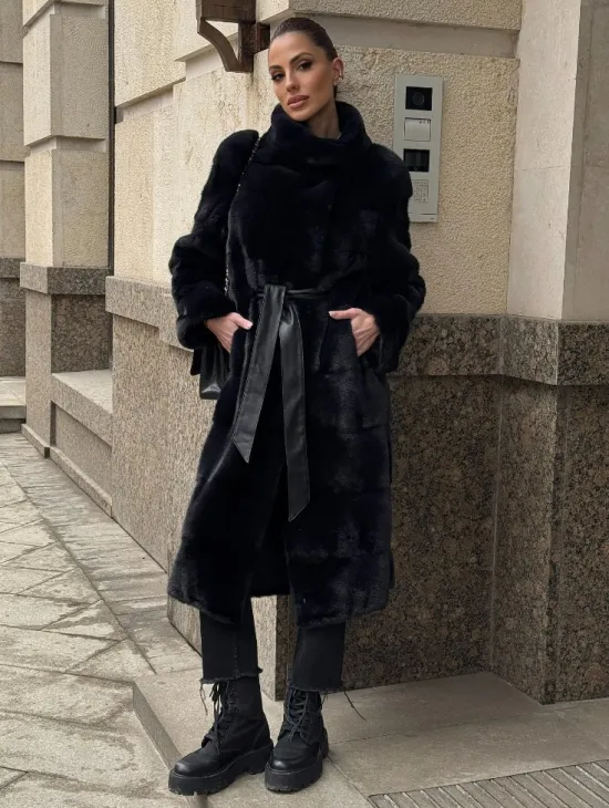 Шуба из плюшевой скандинавской норки в сине-черном цвете - стойка воротник