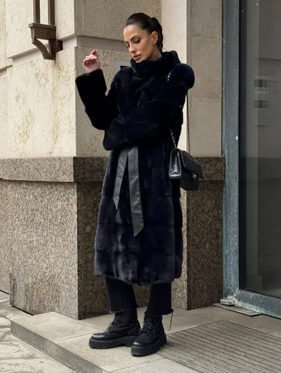 Шуба из плюшевой скандинавской норки в сине-черном цвете - стойка воротник